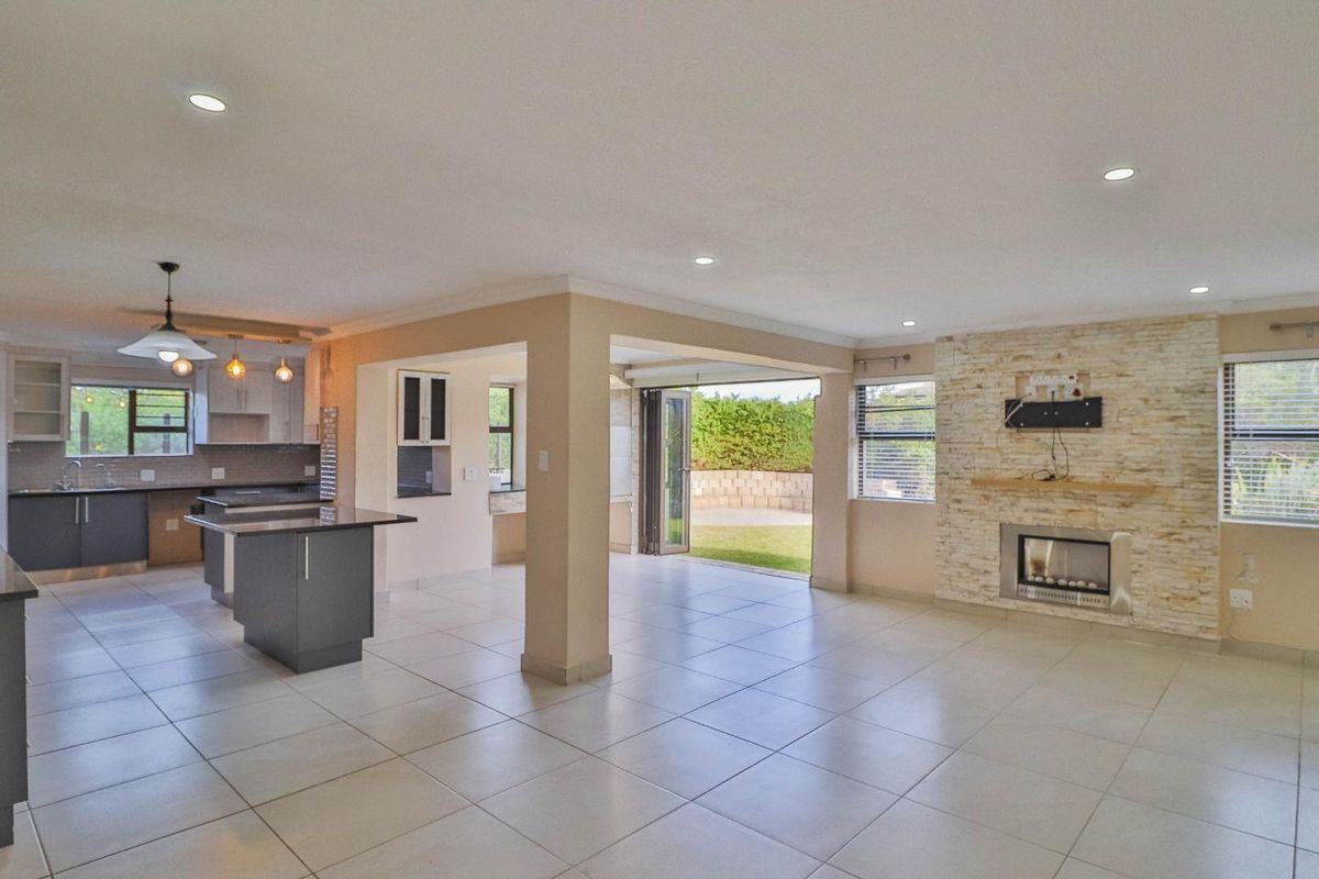 Spacious Estate Living - Photo 3