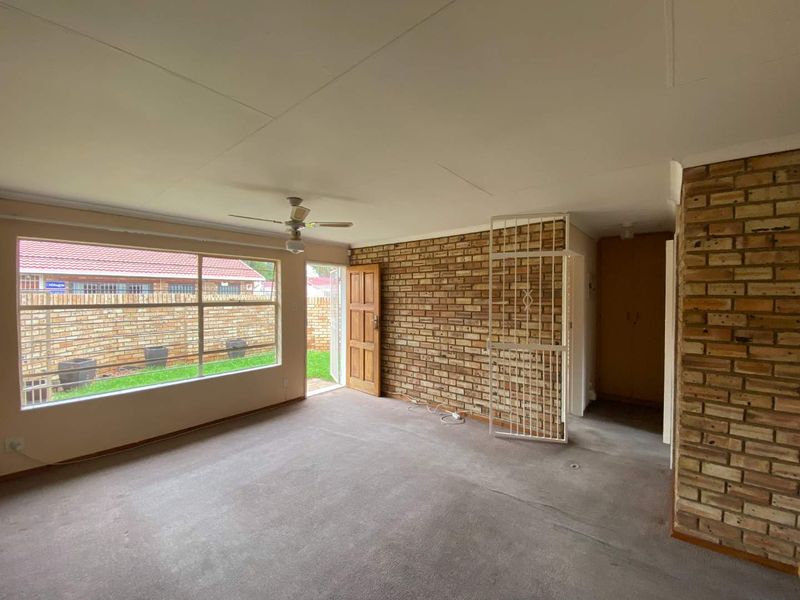 Cosy Townhouse for grabs - Photo 9