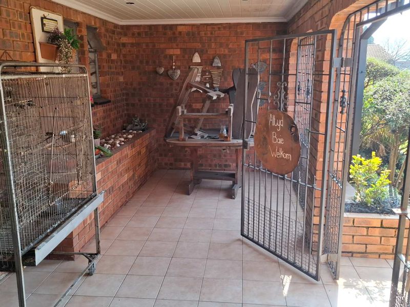 Renovated, Refined & Ready to Impress in Aerorand - Photo 9