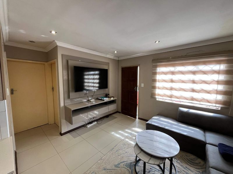 Modern 2 Bedroom Home in Secure Windmill Park Estate - Photo 4