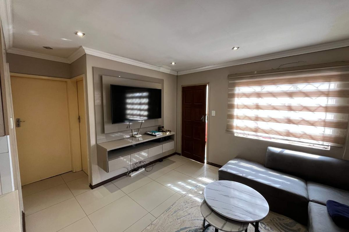Modern 2 Bedroom Home in Secure Windmill Park Estate - Photo 4