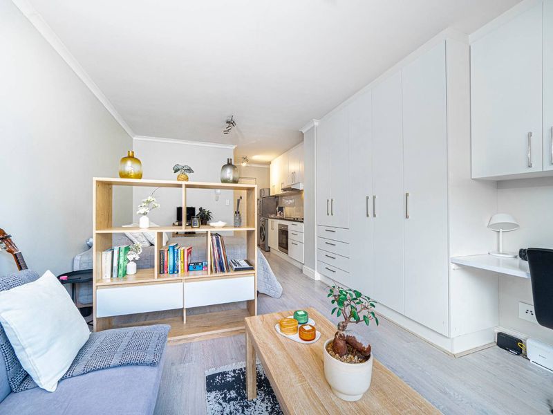 Prime Location, Modern Bachelor Pad - Photo 3