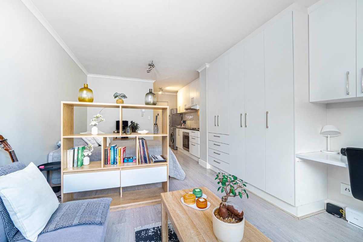 Prime Location, Modern Bachelor Pad - Photo 3