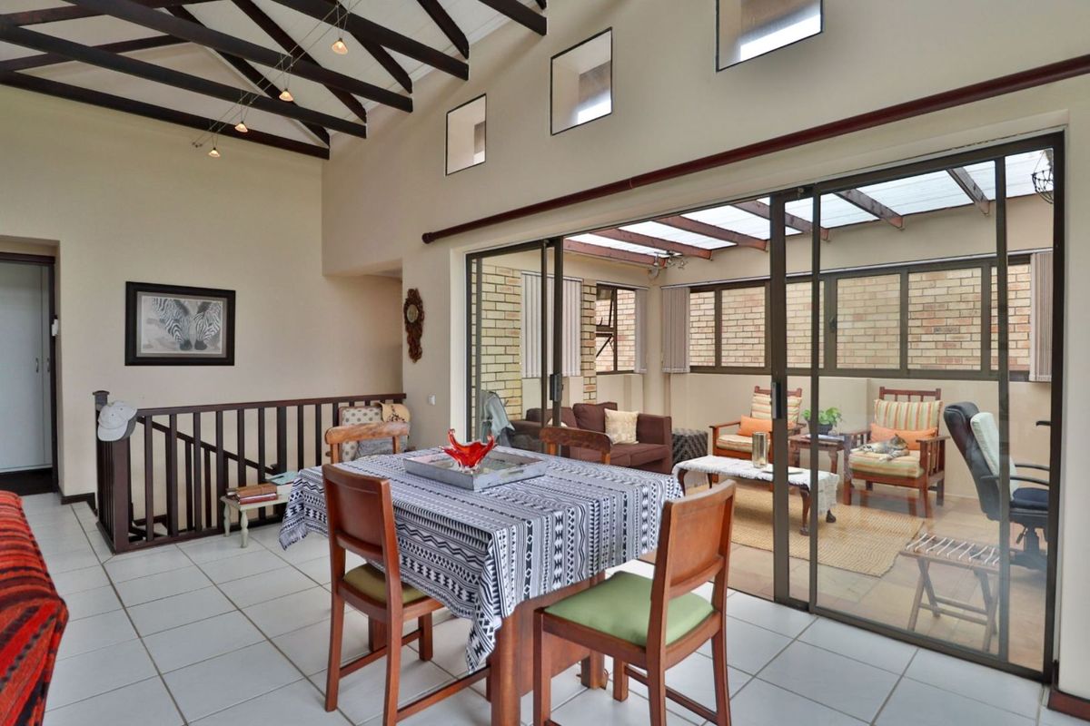 BARGAIN STYLISH AND UPMARKET TOWNHOUSE - Photo 5