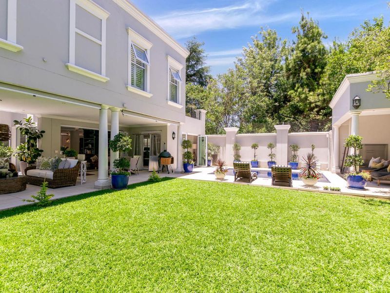 LUXURIOUS 4 BEDROOM FAMILY HOME FOR SALE IN BRYANSTON - Photo 2