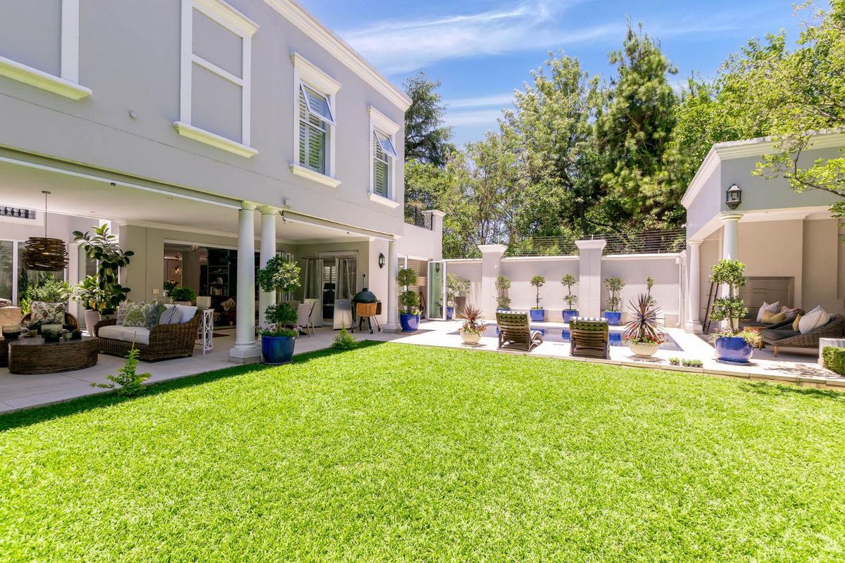 LUXURIOUS 4 BEDROOM FAMILY HOME FOR SALE IN BRYANSTON - Photo 2
