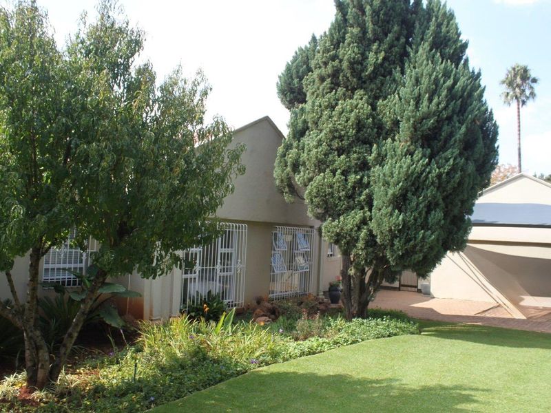 Modern Elegance Meets Timeless Luxury – Stunning 4-Bedroom Home with Pool, Cottage & Study for Sale in Bedfordview - Photo 3