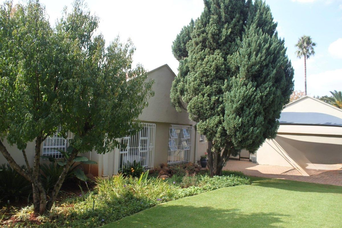 Modern Elegance Meets Timeless Luxury – Stunning 4-Bedroom Home with Pool, Cottage & Study for Sale in Bedfordview - Photo 3