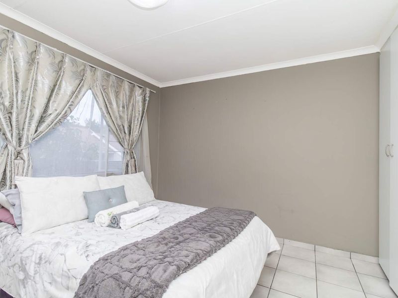 Lock-Up-and-Go 2-Bed Townhouse in Secure Sandalwood Lane — Pet Friendly & Fibre Ready - Photo 10