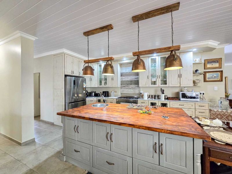 Three bedroom family home for sale in sought after area of Stilbaai. - Photo 8