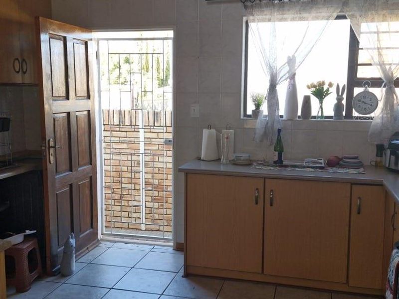 Modern 2 Bedroom Townhouse in Popular Langenhovenpark - Photo 9