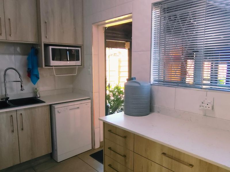 Neat 3 Bedroom Family Home in Prime area of Verwoerdpark with 3 bedroom Flatlet - Photo 9