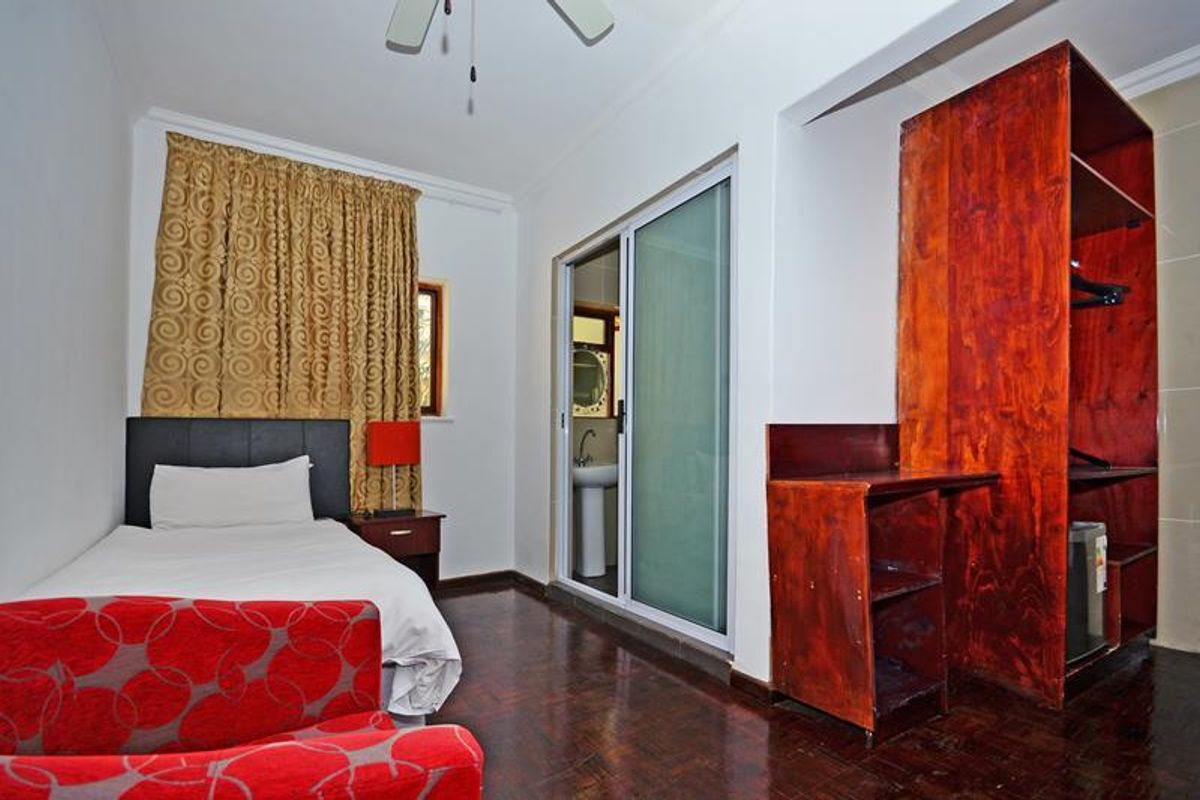 Furnished room in Communal living building - Photo 2