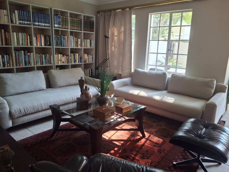 A BEAUTIFUL THREE BEDROOM TOWNHOUSE - Photo 6