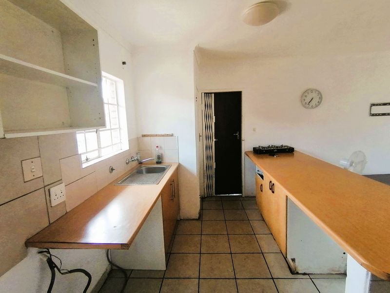 Charming 2-Bedroom Townhouse in Secure Complex - Photo 5