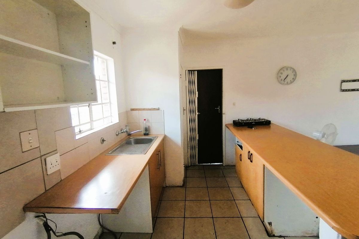 Charming 2-Bedroom Townhouse in Secure Complex - Photo 5