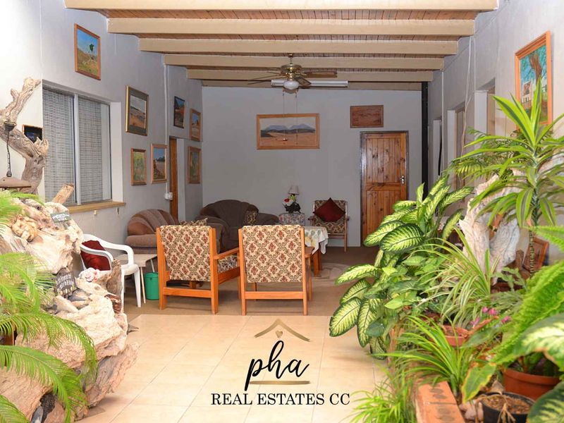 Immense house for sale with endless potential - Photo 2