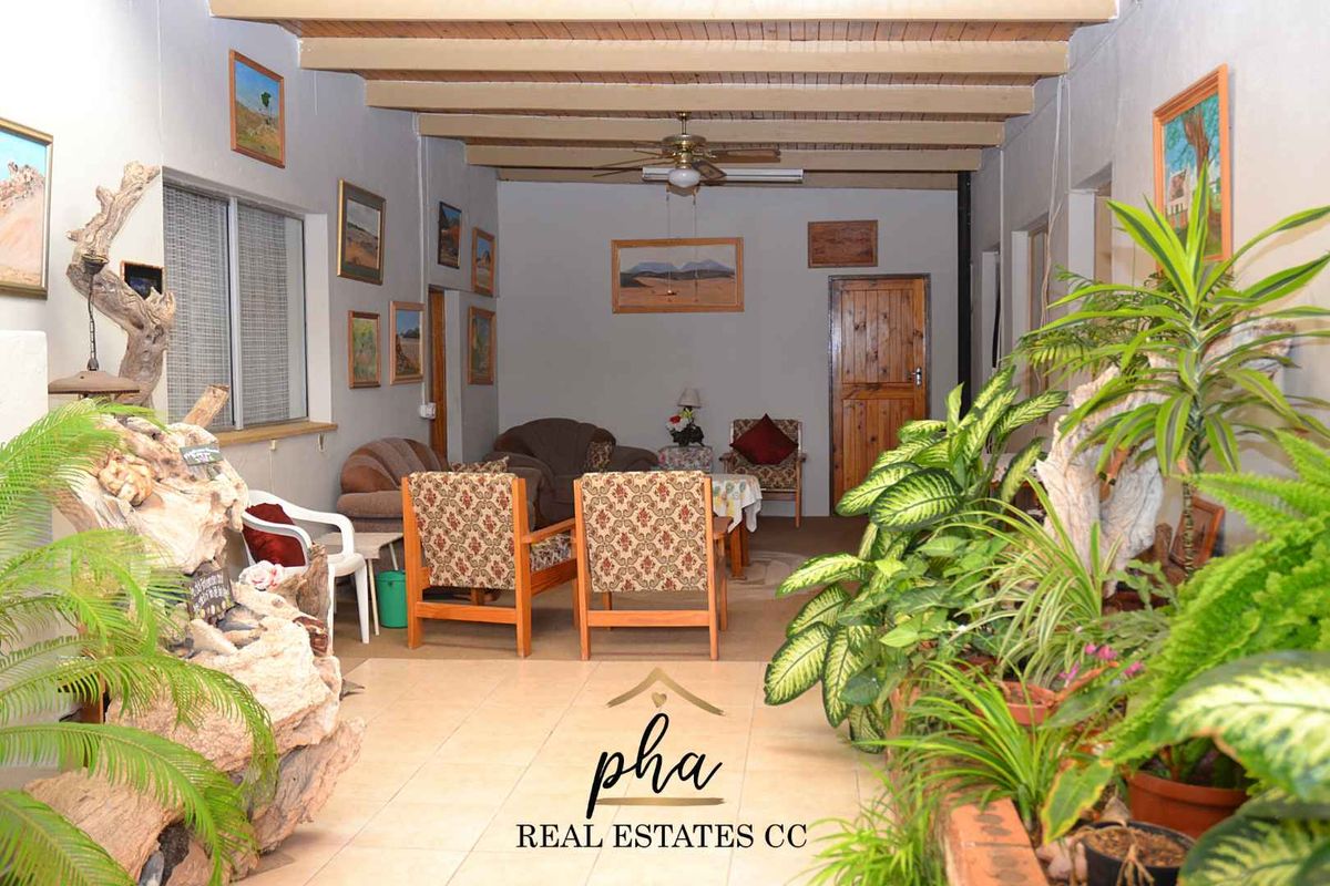 Immense house for sale with endless potential - Photo 2