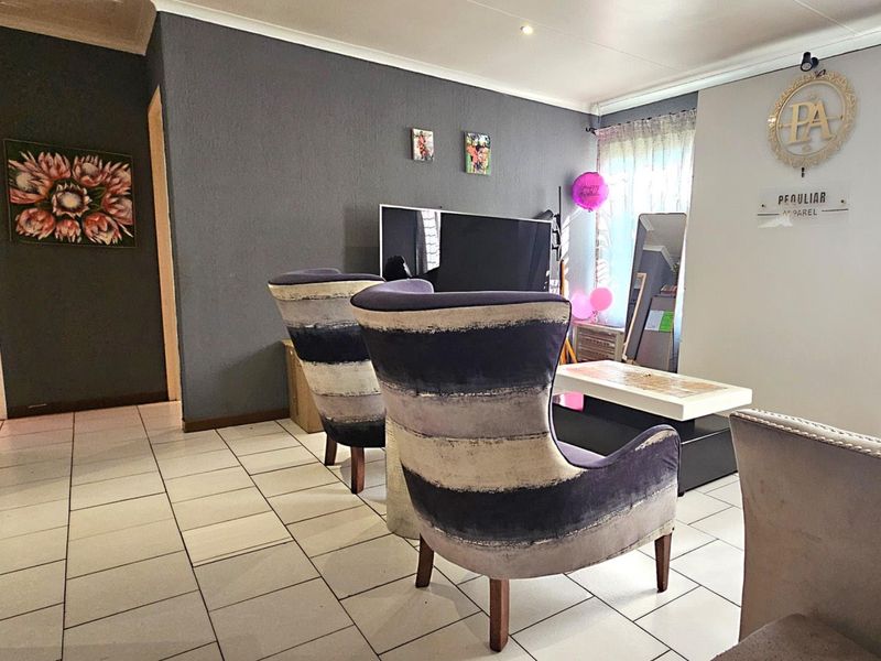 Spacious Three-Bedroom Unit Close to Everything in Radiokop - Photo 2