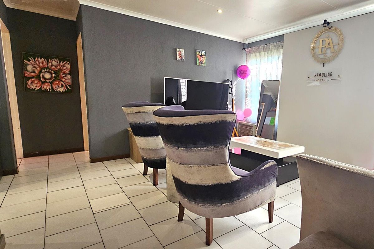 Spacious Three-Bedroom Unit Close to Everything in Radiokop - Photo 2