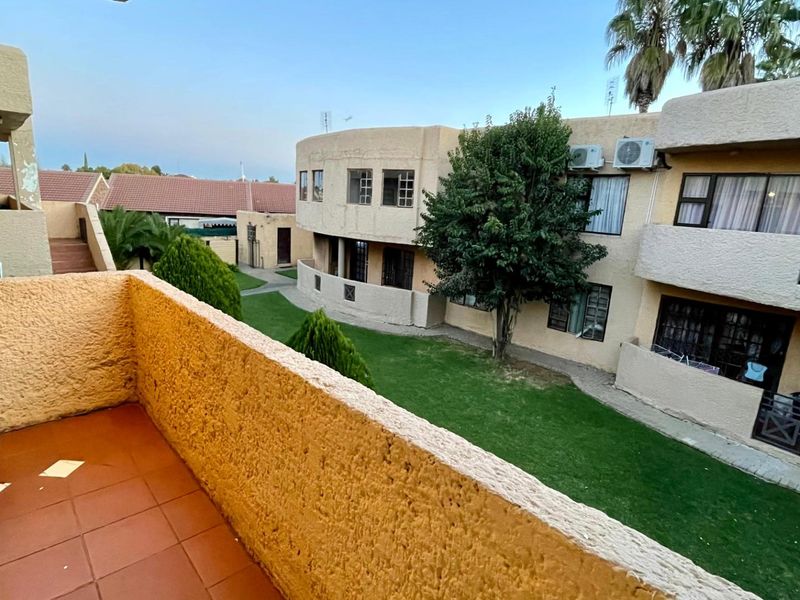 Townhouse for first time home buyers or investment - Photo 2