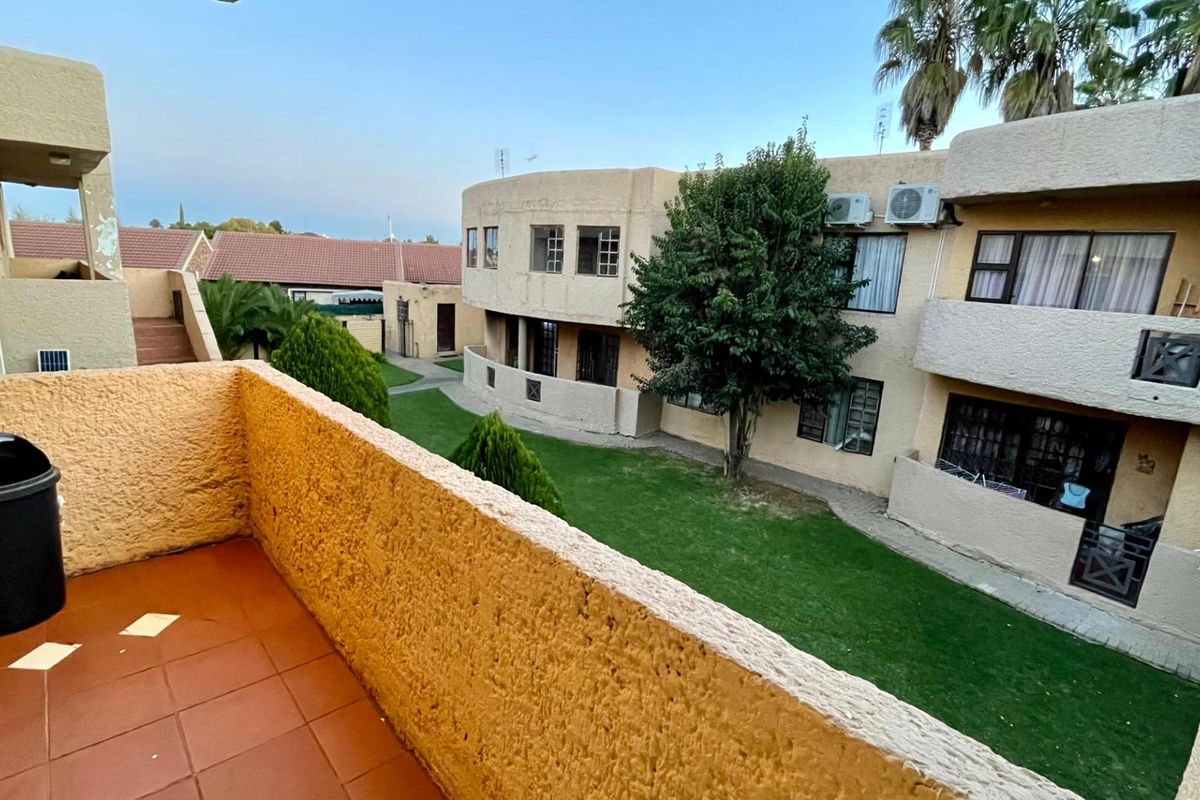 Townhouse for first time home buyers or investment - Photo 2