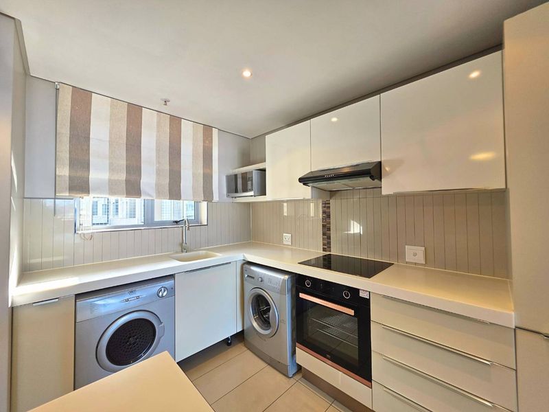 Top Floor 2 Bedroom Apartment in Montclare Place - Photo 4