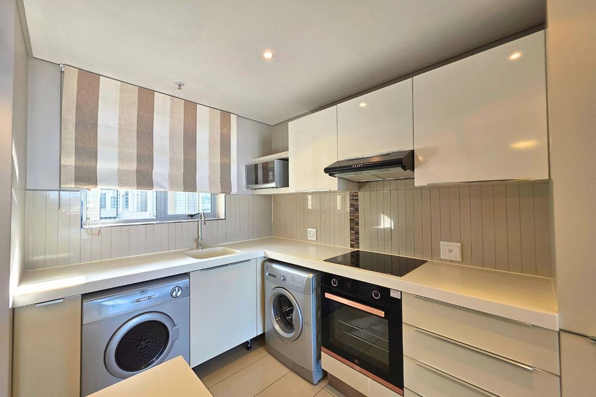 Top Floor 2 Bedroom Apartment in Montclare Place - Photo 4