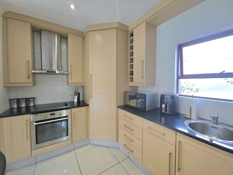 Modern 3-Bedroom Executive Home in Douglasdale - Photo 10