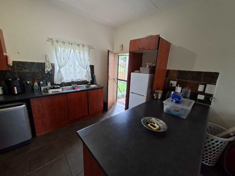 CHARMING 1 BEDROOM APARTMENT WITH MODERN TOUCHES - Photo 10
