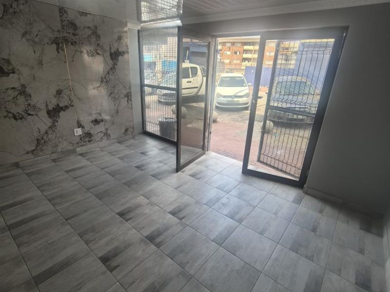 Modern office space in busy Central area - Photo 2