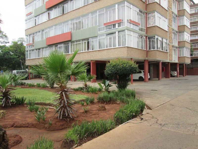 VERY BEAUTIFUL NEAT AND CLEAN BACHELOR FLAT FOR SALE IN PRETORIA CENTRAL '' BARGAIN - Photo 2