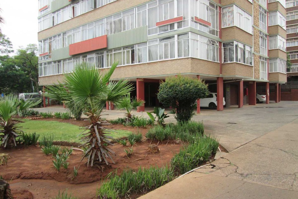 VERY BEAUTIFUL NEAT AND CLEAN BACHELOR FLAT FOR SALE IN PRETORIA CENTRAL '' BARGAIN - Photo 2