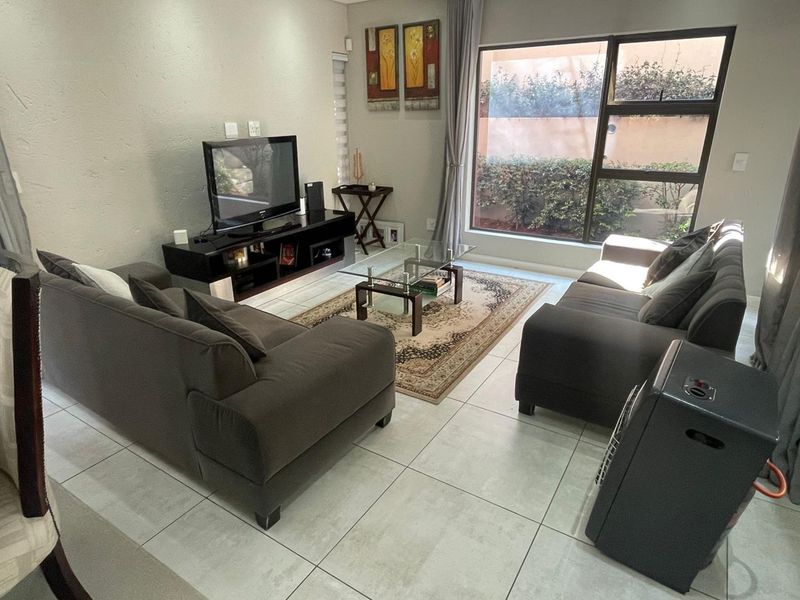 Elegant 3-Bedroom Family Home in the Heart of Craigavon, Sandton - Photo 2