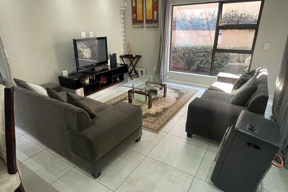 Elegant 3-Bedroom Family Home in the Heart of Craigavon, Sandton - Photo 2