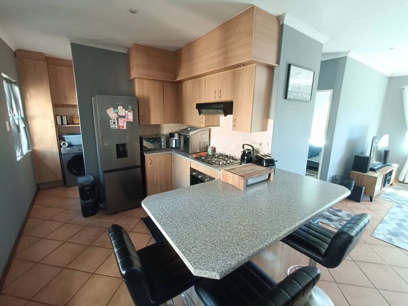 BEAUTIFUL TOWNHOUSE FOR SALE IN SECURE COMPLEX!!!! - Photo 2