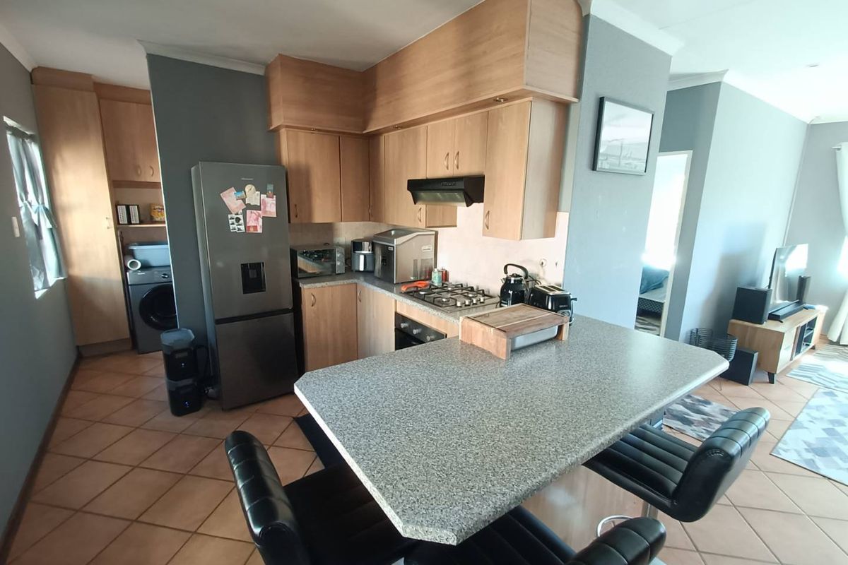 BEAUTIFUL TOWNHOUSE FOR SALE IN SECURE COMPLEX!!!! - Photo 2