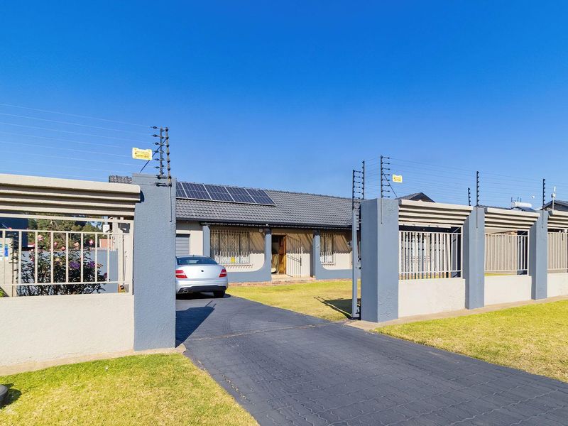 Immaculate Family Home in Rynsoord - Photo 2