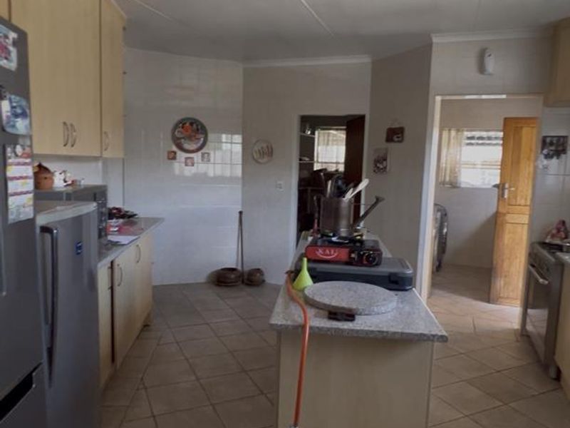 Stunning 1700m2 Entertainer's Dream with 1-Bed Cottage & Solar Pool in Brackenhurst - Photo 6