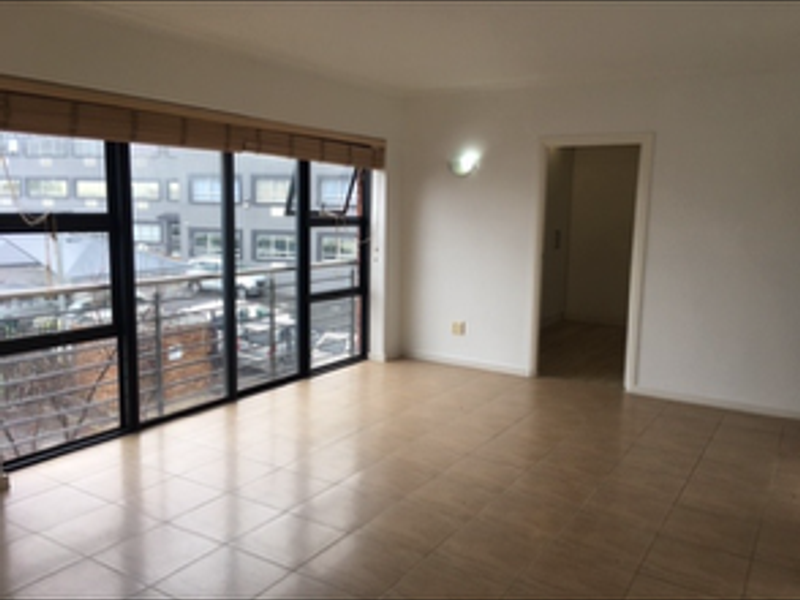 2 Beds, 2 bathrooms UNFURNISHED apartment with 2 parking bays, juliette balcony - Photo 2