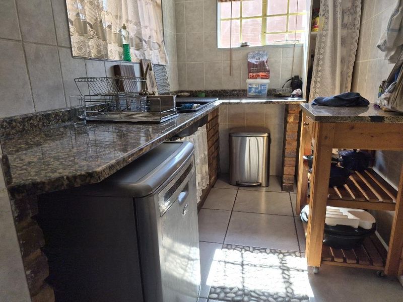 Well kept family home in Plantation Boksburg - Photo 6