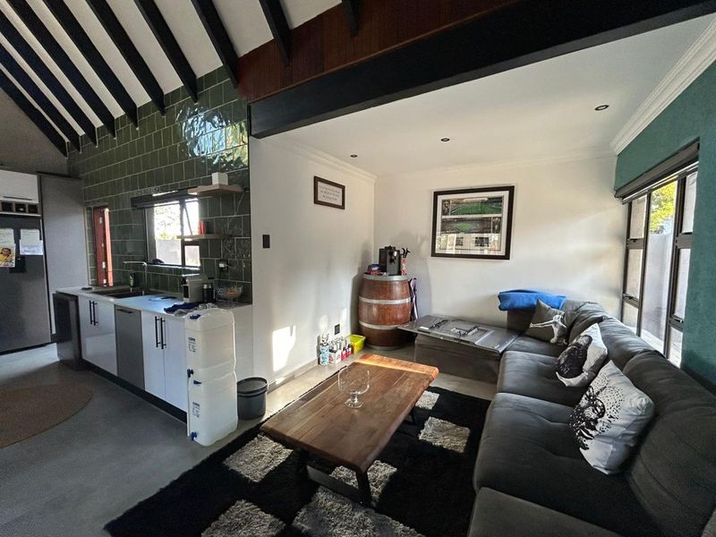 Modern 4 Bedroomed Home With Spacious 2 Bedroomed Flatlet & Pool. - Photo 7