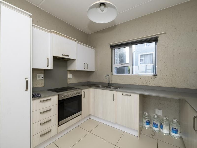 SPACIOUS 3-BEDROOM FIRST-FLOOR UNIT IN SECURE PAULSHOF COMPLEX - Photo 10