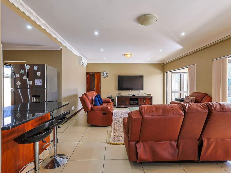 Stylish Silverwoods Home Featuring Pool & Open-Plan Living - Photo 7