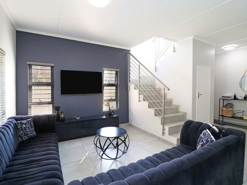 Stylish and Private 3-Bedroom Home in Springwood Estate - Photo 9