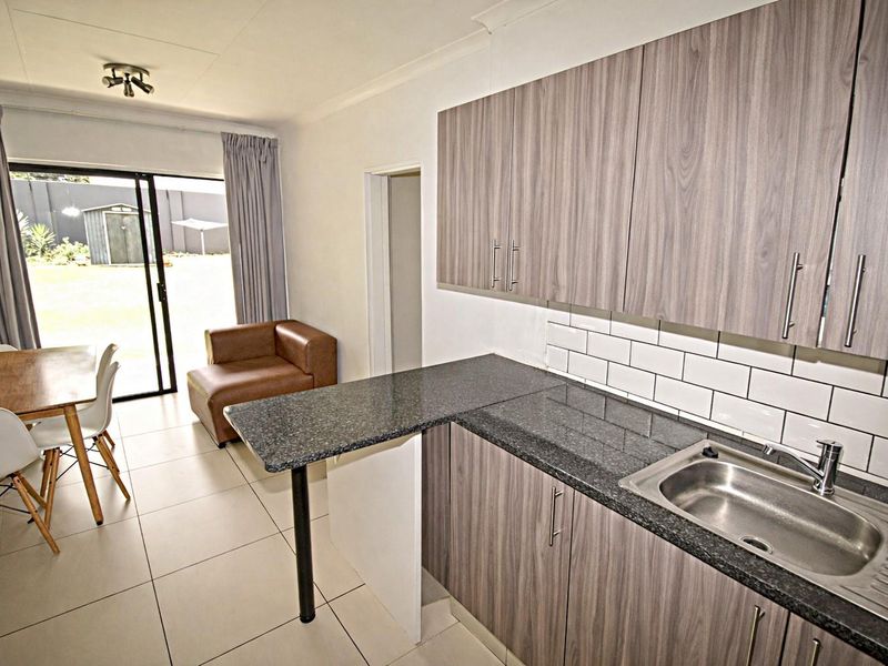 Pet-Friendly 3-Bedroom Simplex Townhouse - Photo 9