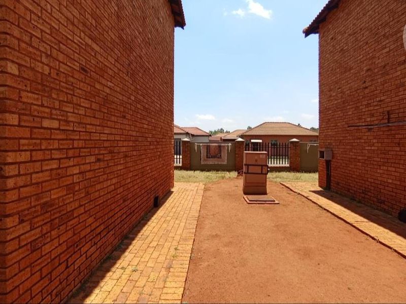 Charming Family Home with Ample space and Ideal Location - Photo 5