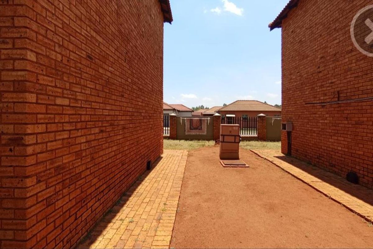 Charming Family Home with Ample space and Ideal Location - Photo 5