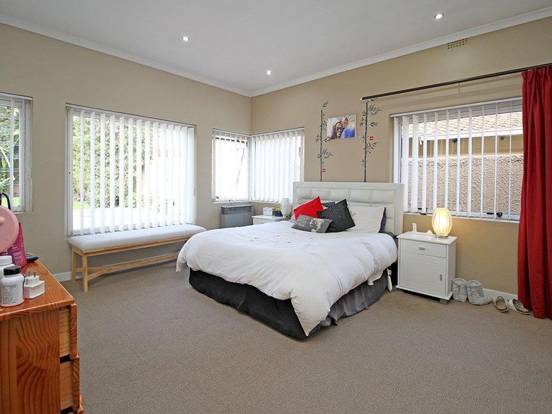 Charming Family Home with Cottage, Pool, and Spacious Garden - Photo 8