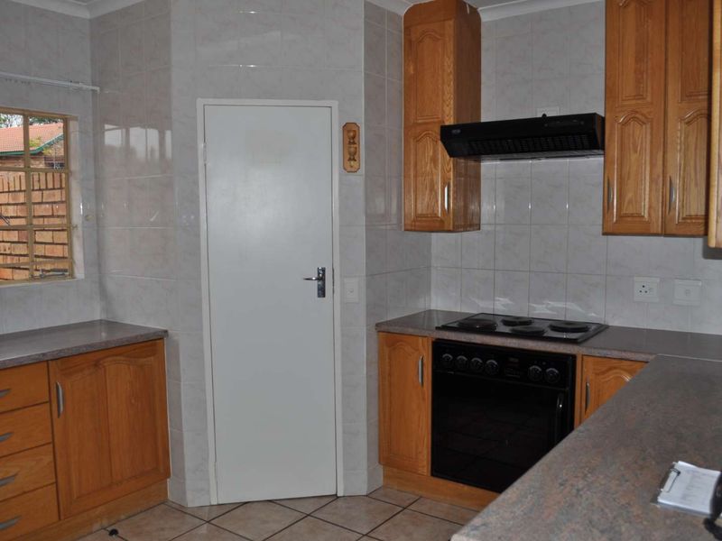 SPECIOUS HOME FOR SALE IN RENAISSANCE RETIRMENT VILLAGE - Photo 4